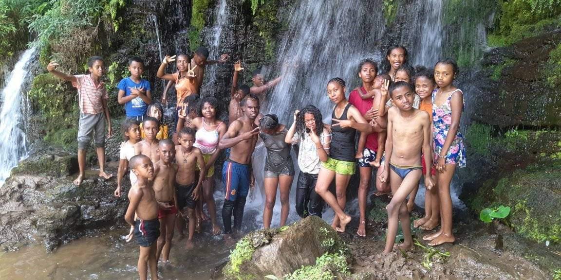 2024 COLO douche froide sous la chute de la lili